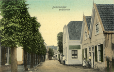 7189 Gezicht in de Dorpsstraat te Baambrugge (gemeente Abcoude-Baambrugge), uit het noorden, met rechts de voorzijde ...
